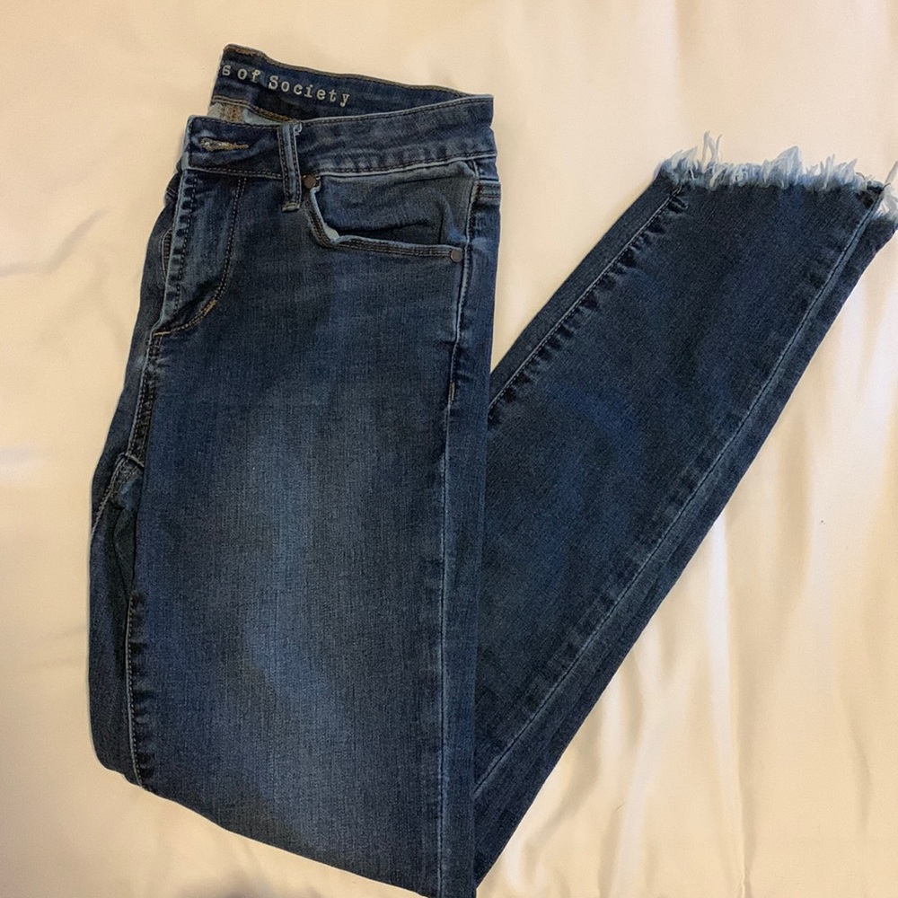 Dark wash skinny jean with frayed edge